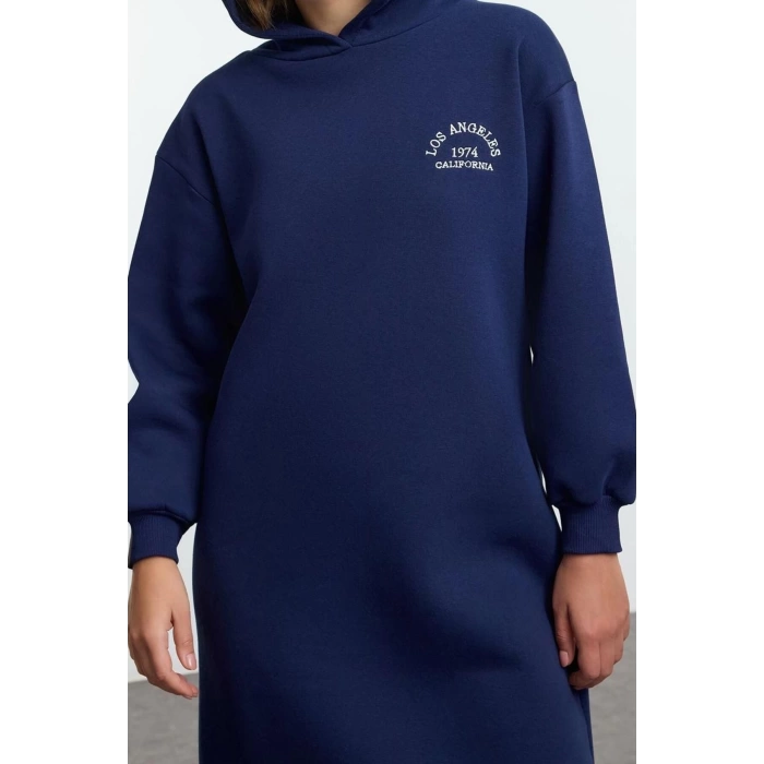 Kadın Moda Şık Midi Boy Kapüşonlu Relaxed Slogan Nakışlı Kalın İçi Polarlı Örme Sweatshirt Elbise