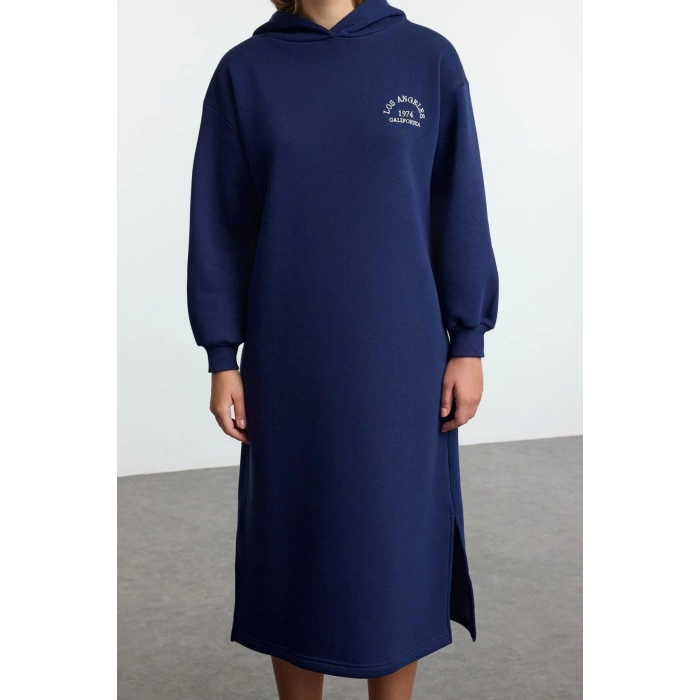 Kadın Moda Şık Midi Boy Kapüşonlu Relaxed Slogan Nakışlı Kalın İçi Polarlı Örme Sweatshirt Elbise
