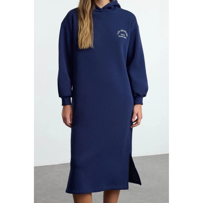 Kadın Moda Şık Midi Boy Kapüşonlu Relaxed Slogan Nakışlı Kalın İçi Polarlı Örme Sweatshirt Elbise
