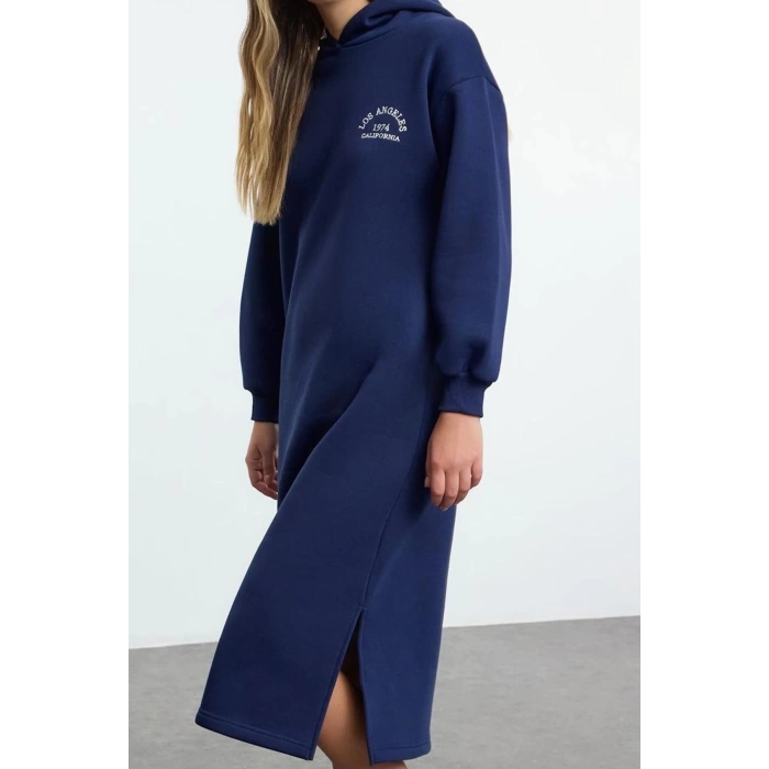 Kadın Moda Şık Midi Boy Kapüşonlu Relaxed Slogan Nakışlı Kalın İçi Polarlı Örme Sweatshirt Elbise