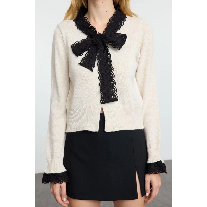 Women Fashion Stylish Crew Neck Standard Sleeve Crop Garter Detailed Color Block Knitwear Cardigan
