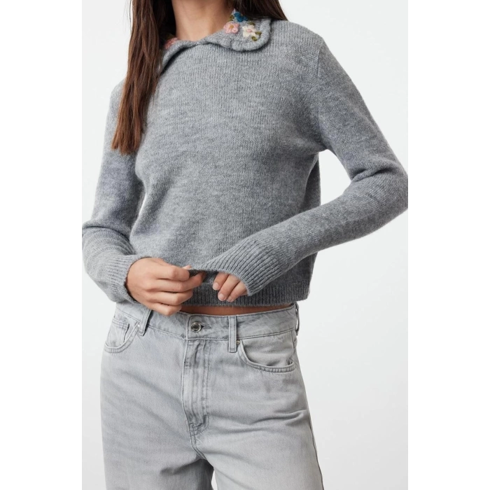 Women Fashion Stylish Polo Neck Standard Sleeve Regular Collar Detailed Floral Knitwear Sweater