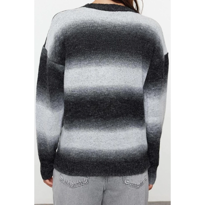 Women Fashion Stylish Crew Neck Standard Sleeve Regular Soft Texture Color Block Knitwear Sweater