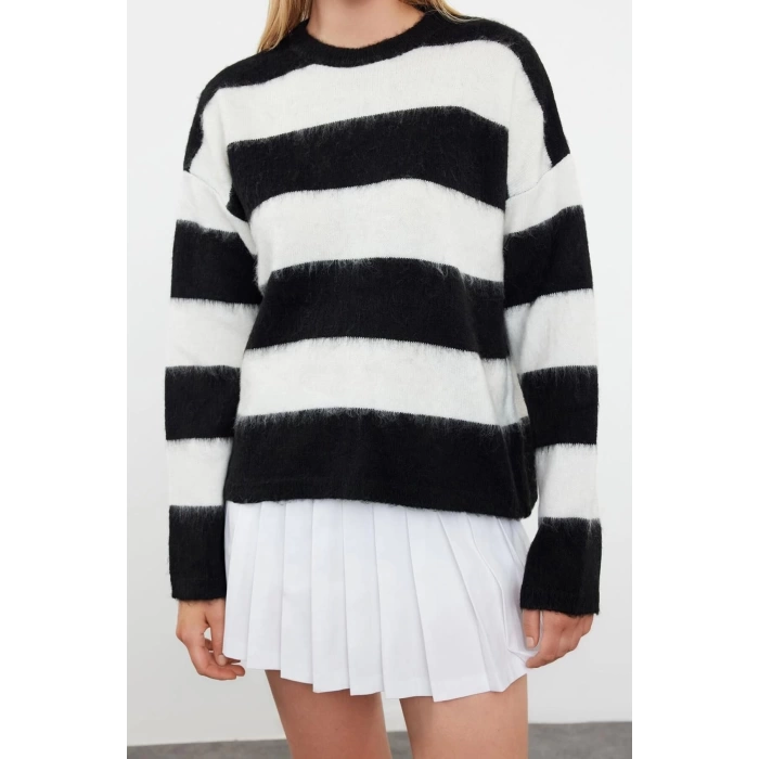 Women Fashion Stylish Crew Neck Standard Sleeve Regular Soft Texture Striped Knitwear Sweater