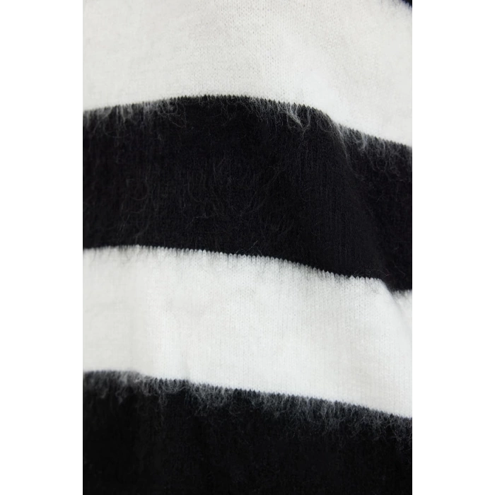 Women Fashion Stylish Crew Neck Standard Sleeve Regular Soft Texture Striped Knitwear Sweater