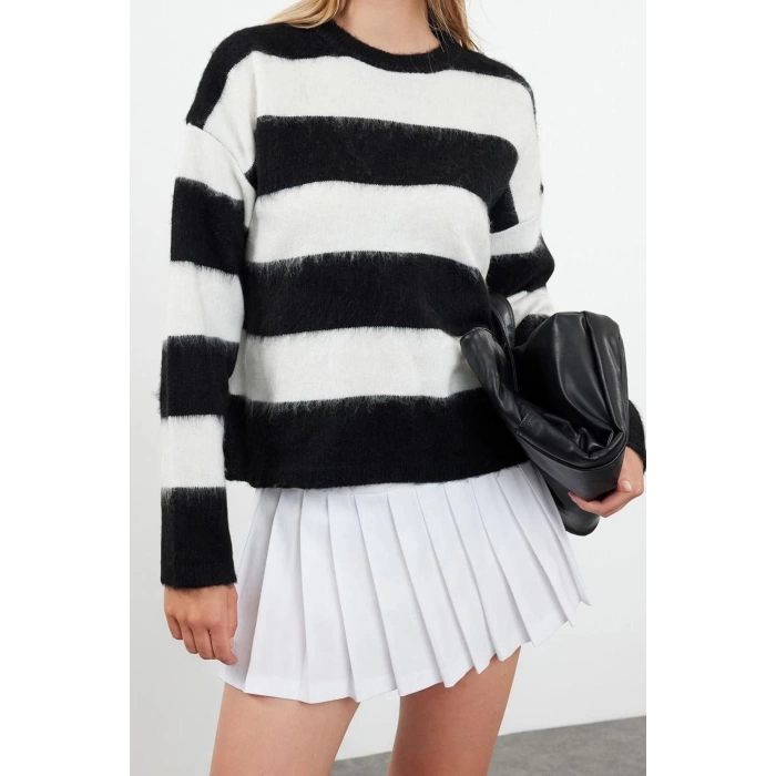 Women Fashion Stylish Crew Neck Standard Sleeve Regular Soft Texture Striped Knitwear Sweater