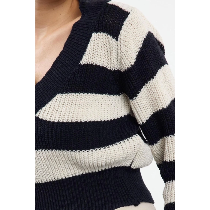 Women Fashion Stylish V Neck Regular Sleeve Regular Crop Striped Knitwear Sweater