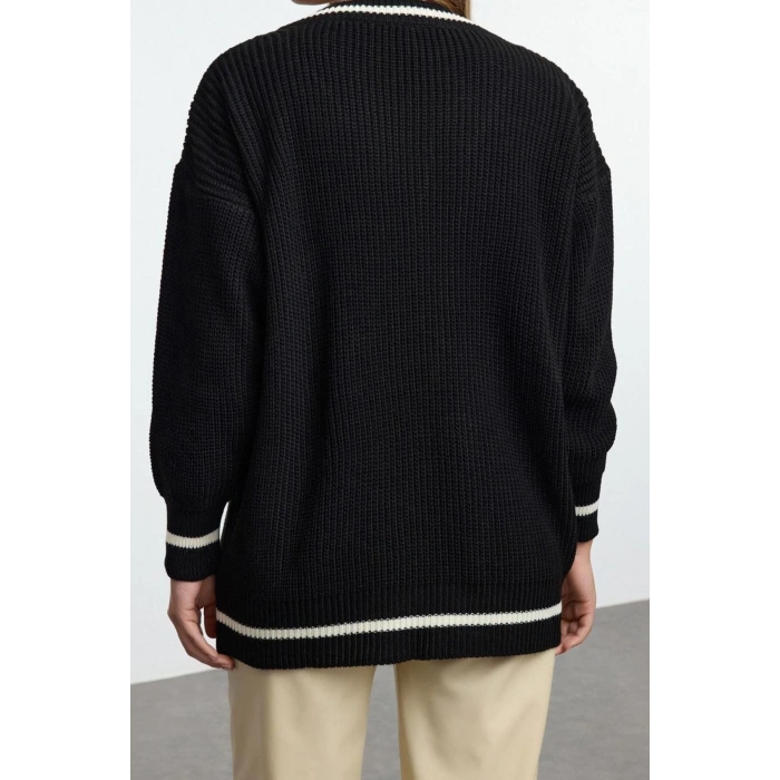 Women Fashion Stylish V Neck Low Sleeve Regular Wide Pattern Knitwear Sweater