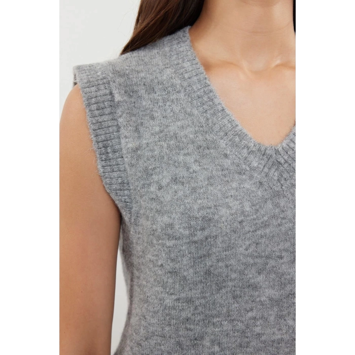 Women Fashion Stylish V Neck Regular Sleeve Wool Knitted Sweater