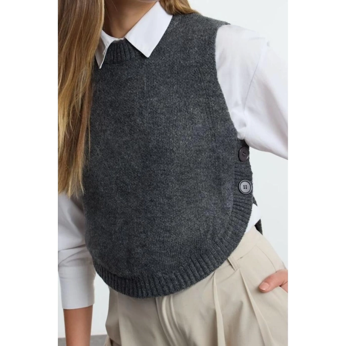 Women Fashion Stylish Crew Neck Regular Sleeve Crop Soft Texture Buttoned Knitted Sweater