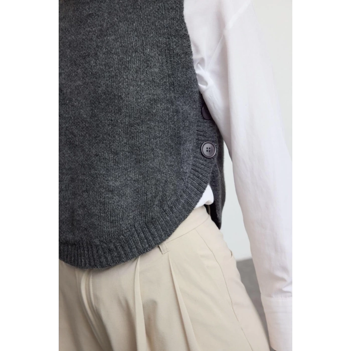 Women Fashion Stylish Crew Neck Regular Sleeve Crop Soft Texture Buttoned Knitted Sweater