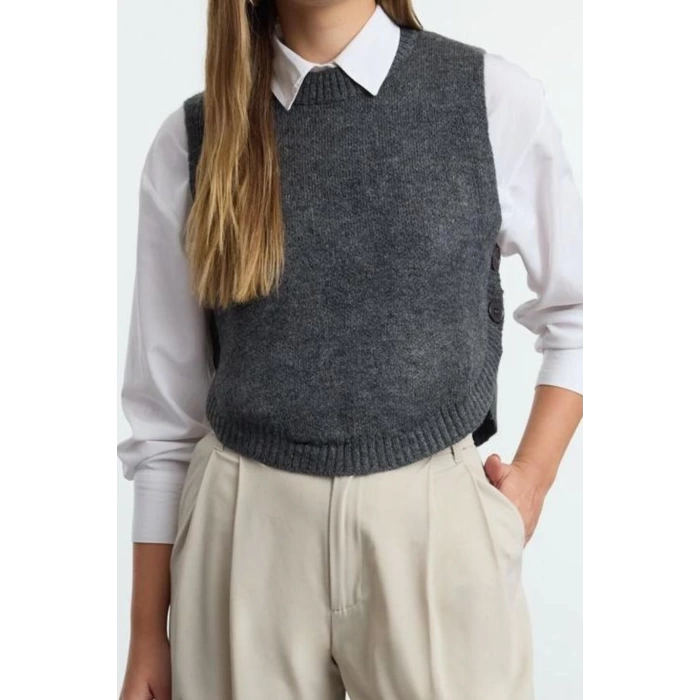Women Fashion Stylish Crew Neck Regular Sleeve Crop Soft Texture Buttoned Knitted Sweater