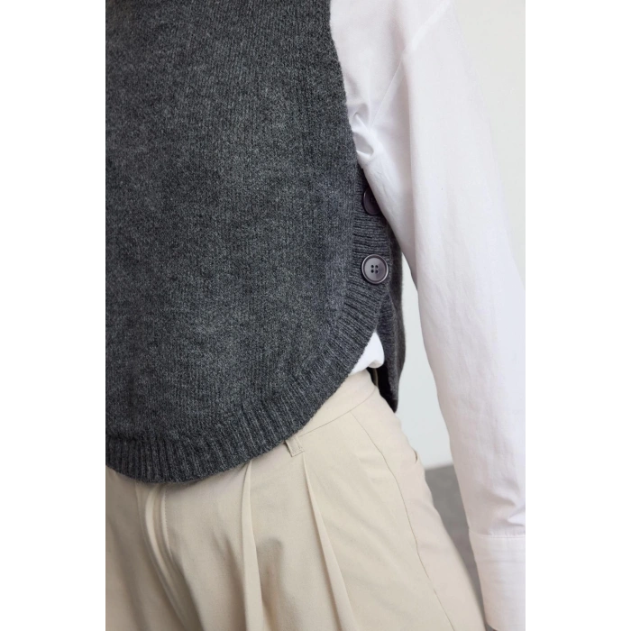 Women Fashion Stylish Crew Neck Regular Sleeve Crop Soft Texture Buttoned Knitted Sweater