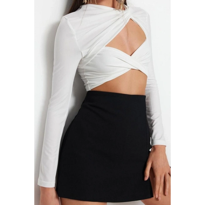 Stil Kadın Astarlı Pencere Cut Out Detaylı Bluz Crop Örme Fitted Kalıp