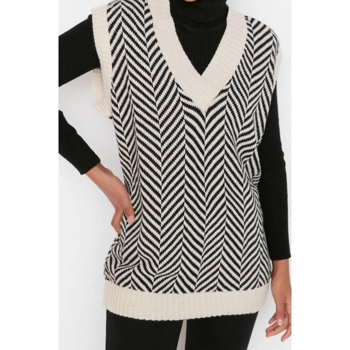 Style Modern Women Regular Standard Sleeve V Neck Hijab Beige Striped Knitted Sweater