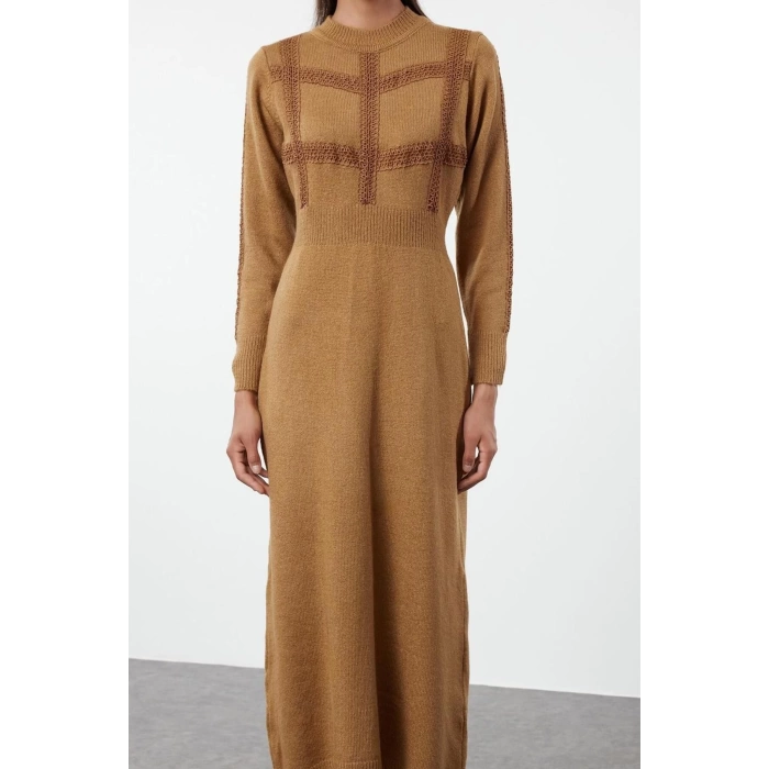 Moda Stil Fitted Dik Yaka Maxi Boy Tesettür Dantel Detalı Yumuşak Dokulu Triko Elbise