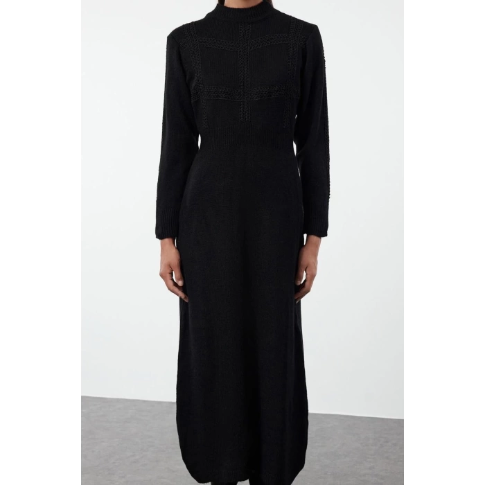 Moda Stil Fitted Dik Yaka Maxi Boy Tesettür Dantel Detalı Yumuşak Dokulu Triko Elbise