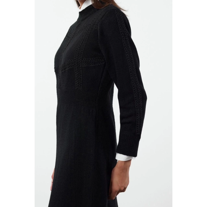 Moda Stil Fitted Dik Yaka Maxi Boy Tesettür Dantel Detalı Yumuşak Dokulu Triko Elbise