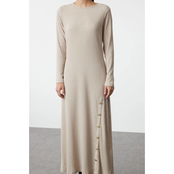 Moda Stil Fitted Bisiklet Yaka Maxi Boy Tesettür Düğme Detaylı Fitilli Örme Elbise