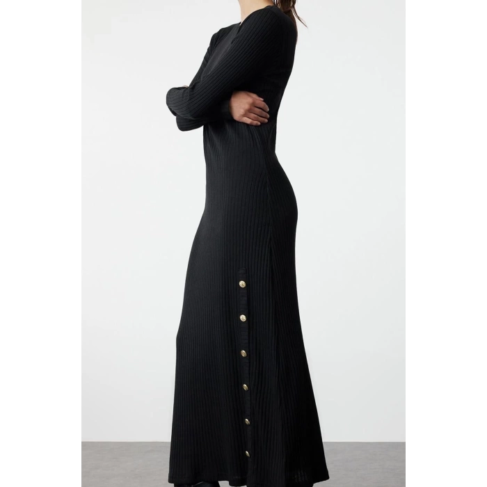 Moda Stil Fitted Bisiklet Yaka Maxi Boy Tesettür Düğme Detaylı Fitilli Örme Elbise