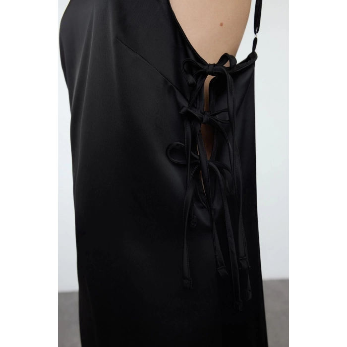 Moda Relaxed Halter Yaka Midi Boy Pencere Cut Out Detaylı Fiyonklu Saten Dokuma Şık Abiye Elbise