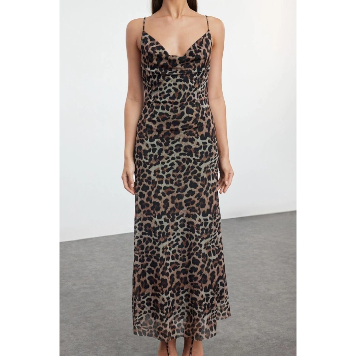 Moda Stil Fitted Degaje Yaka Midi Boy Vücuda Oturan Astarlı Leopar Desenli Tül Elbise
