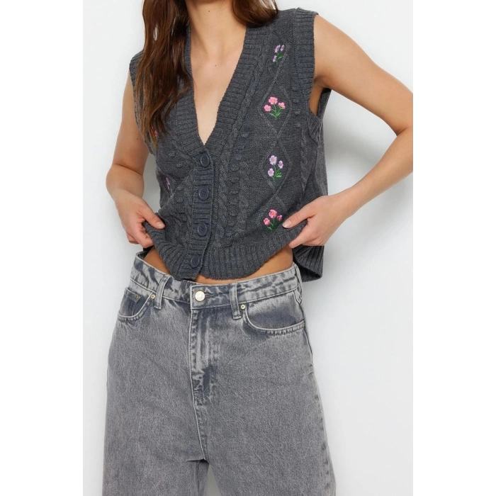 Womens Modern Style Comfortable Sleeveless V Neck Embroidered Embroidered Sleeve Regular Knit Vest
