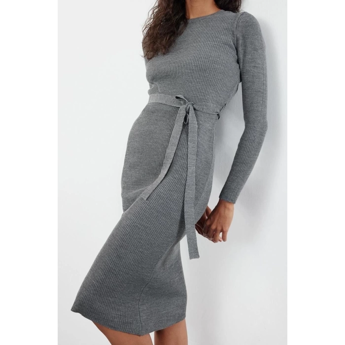 Moda Stil Slim Bisiklet Yaka Midi Boy Antrasi Triko Kemer Detaylı Elbise