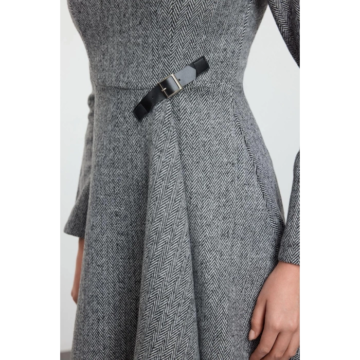 Moda Stil Regular Bisiklet Yaka Mini Boy Belden Açılan Volan Detaylı Dokuma Elbise