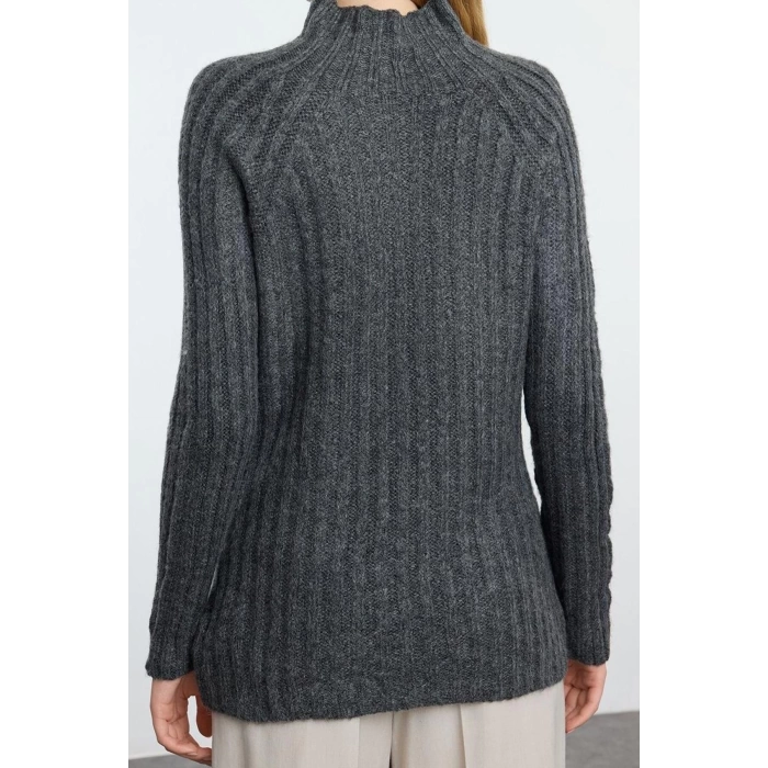 Style Modern Women Regular Raglan Sleeve Stand Collar Soft Textured Knit Detail Seamless Knitwear Sweater