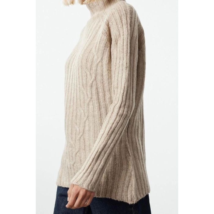Style Modern Women Regular Raglan Sleeve Stand Collar Soft Textured Knit Detail Seamless Knitwear Sweater