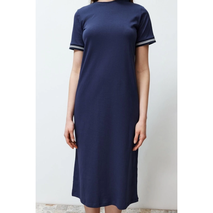 Moda Stil Relaxed Bisiklet Yaka Midi Boy Triko Bant Detaylı Kısa Kol Esnek Örme Elbise