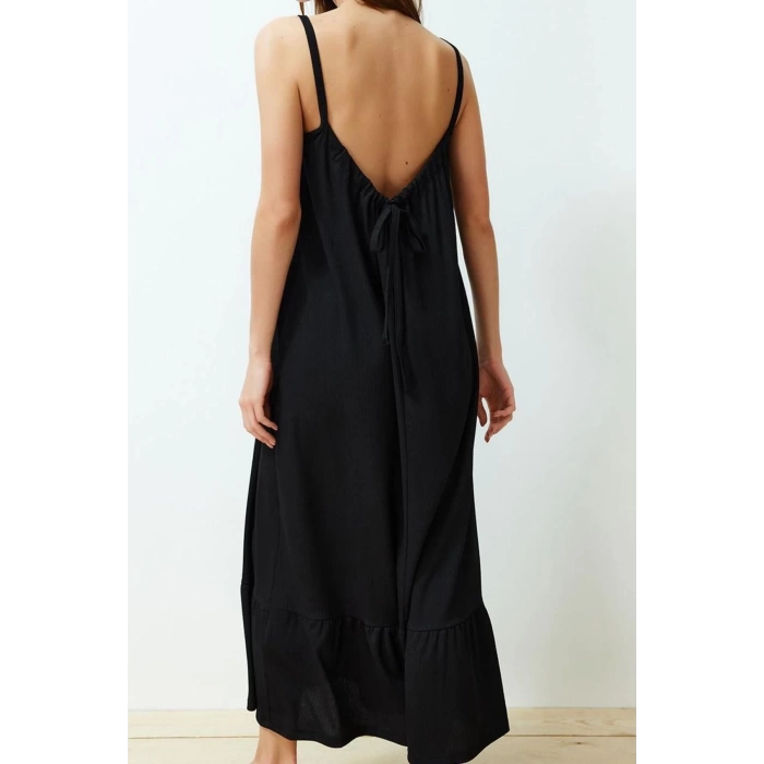 Moda Stil Regular Havuz Yaka Maxi Boy Sırt Detaylı Askılı Bürümcük Dokulu Örme Elbise