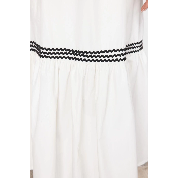 Moda Stil Regular Kare Yaka Maxi Boy Kuşaklı Siyah Şerit Aksesuar Detaylı Dokuma Elbise