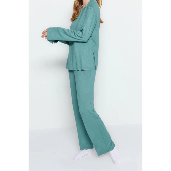 Tarz Rahat Uzun Kollu Boru Paça Lacivert Yırtmaç Detaylı Tshirt-Pantolon Örme Pijama Takımı