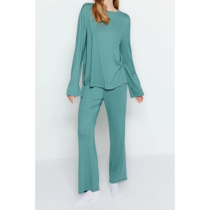 Tarz Rahat Uzun Kollu Boru Paça Lacivert Yırtmaç Detaylı Tshirt-Pantolon Örme Pijama Takımı