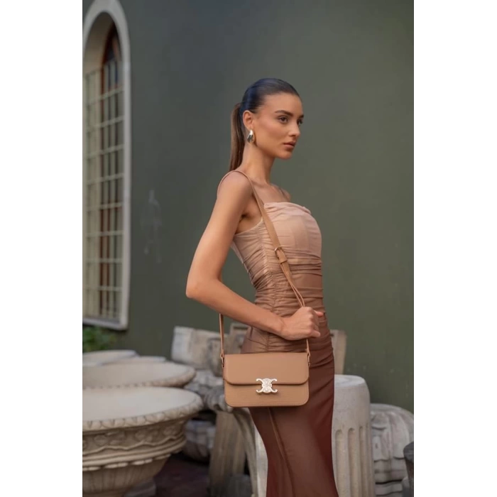 Cindy Aksesuarlı Kapaklı Uzun Ayarlanabilir Askılı Trend Kadın Omuz Çantası - Siyah Parlak Rugan