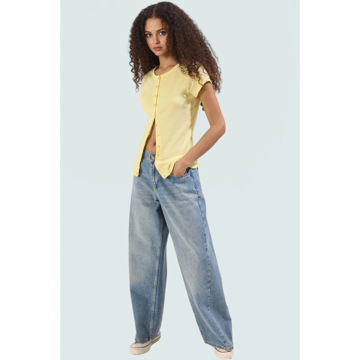 100 Pamuk Ribana Kumaştan Üretilen Düğmeli Fitted Bluz Yüksek Kalite Modern Stil Dayanıklı Malzeme