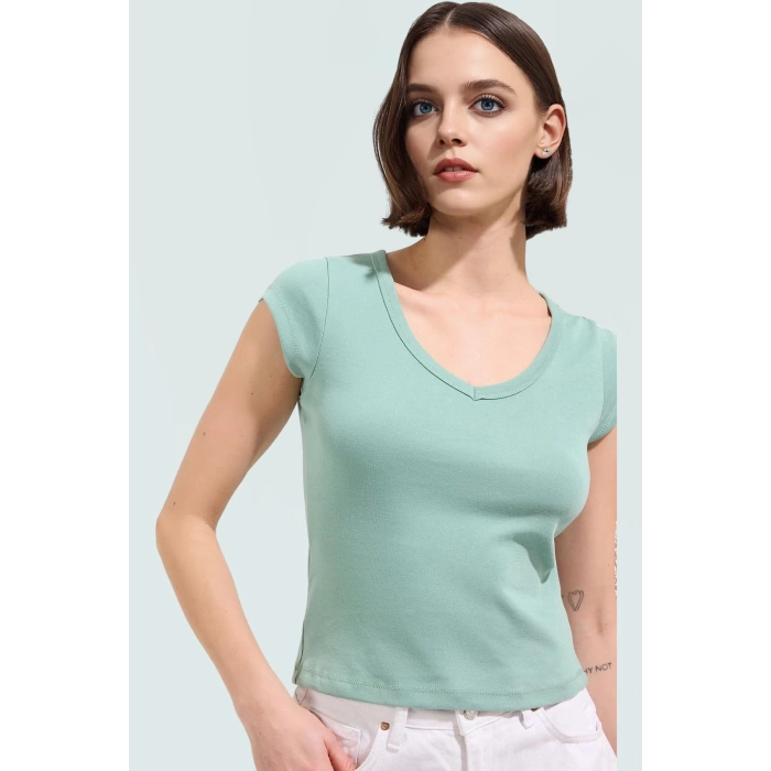 100 Pamuk V Yaka Fitted Bluz Rahatlık ve Şıklık Bir Arada Premium Kalite Profesyonel Görünüm