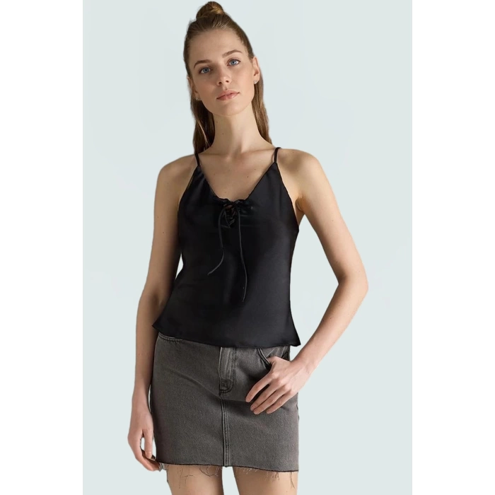 100 Polyester Saten Bluz V Yaka İnce Askılı Regular Kalıp Rahat Ve Şık