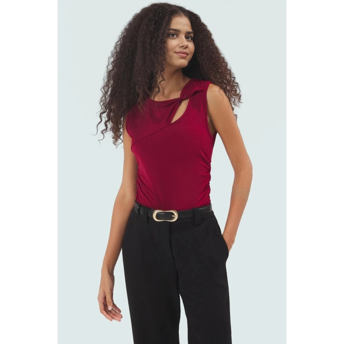 96% Polyester 4% Elastan Fitted Bluz Asimetrik Yaka Kolsuz Tasarım Zarifane
