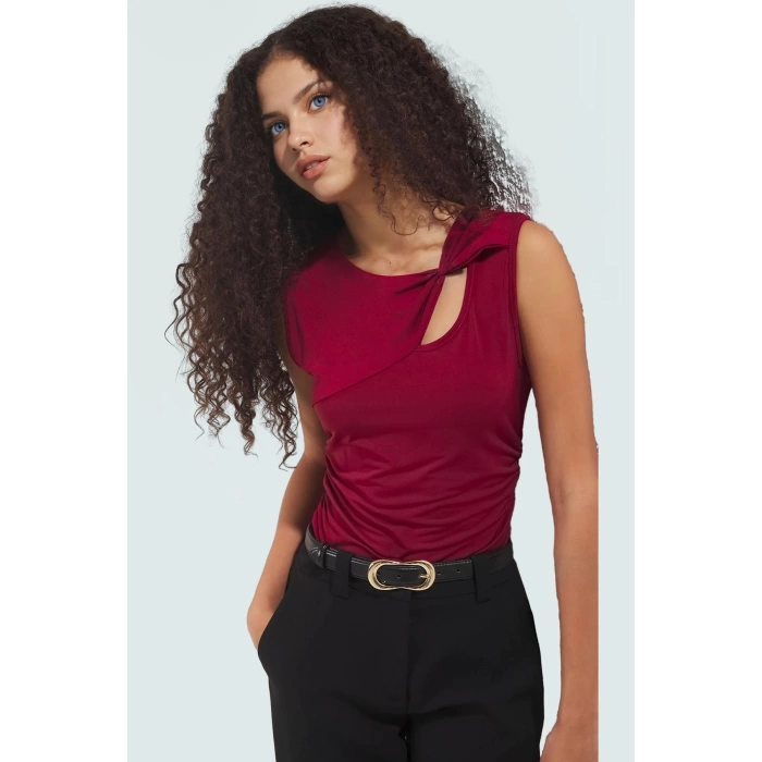 96% Polyester 4% Elastan Fitted Bluz Asimetrik Yaka Kolsuz Tasarım Zarifane