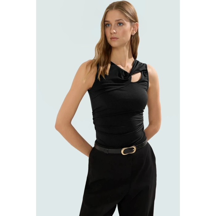 96% Polyester 4% Elastan Fitted Bluz Asimetrik Yaka Kolsuz Tasarım Zarifane