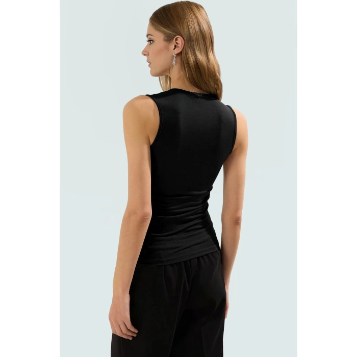 96% Polyester 4% Elastan Fitted Bluz Asimetrik Yaka Kolsuz Tasarım Zarifane