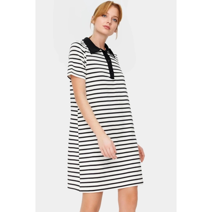 A Kesim Örme Elbise Viskoz Polo Yaka Çizgili Desen Modern Stil Kaliteli İşçilik Zarifane Tasarım