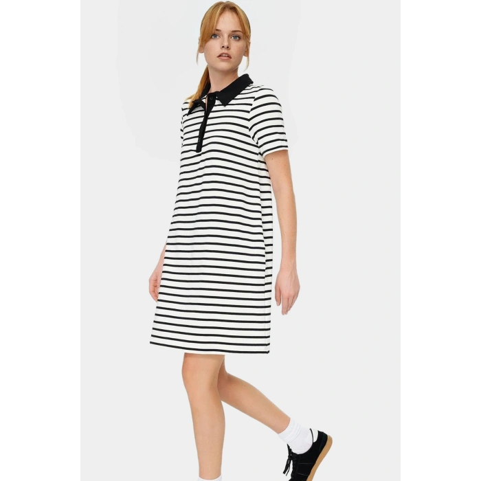 A Kesim Örme Elbise Viskoz Polo Yaka Çizgili Desen Modern Stil Kaliteli İşçilik Zarifane Tasarım
