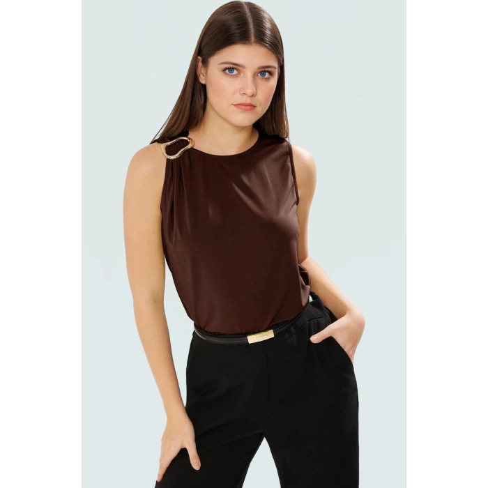 Aksesuar Detaylı Kolsuz Örme Bluz Fitted Sandy Dokuma Günlük Stil Mükemmel Uyum