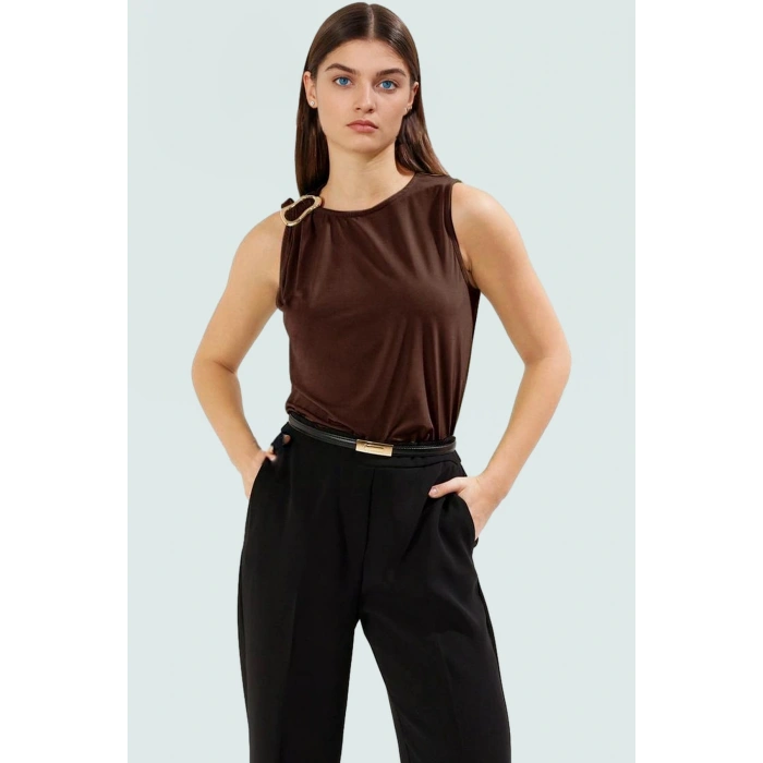 Aksesuar Detaylı Kolsuz Örme Bluz Fitted Sandy Dokuma Günlük Stil Mükemmel Uyum