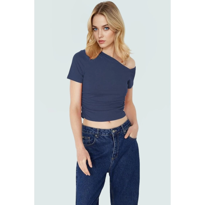 Asimetrik Yaka Basic Crop Bluz Örme Pamuklu Kumaş Yazlık Günlük Kombin Trend Tasarım