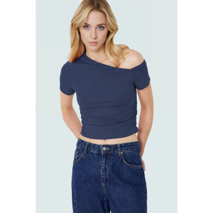 Asimetrik Yaka Basic Crop Bluz Örme Pamuklu Kumaş Yazlık Günlük Kombin Trend Tasarım